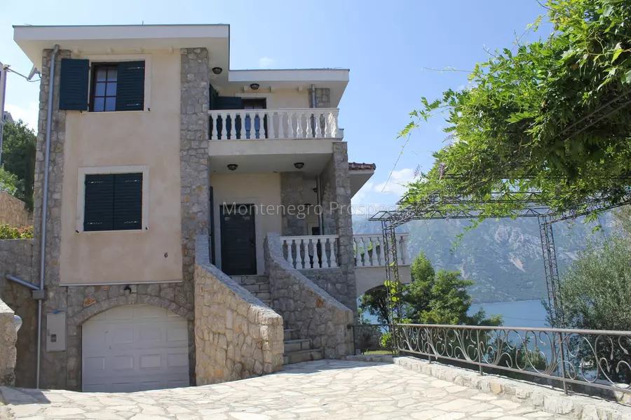 Spacious villa for sale 1 of 1 25