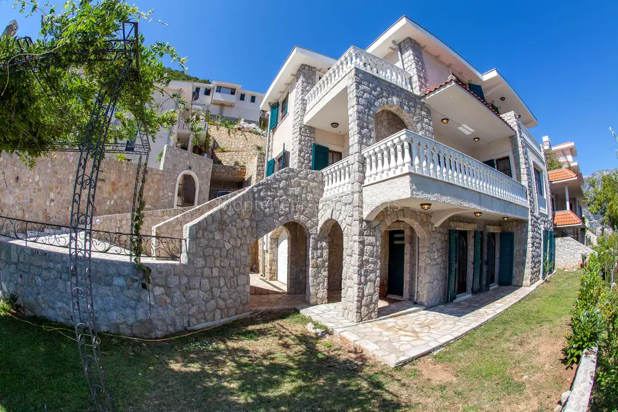 Spacious villa for sale 1 of 1 48