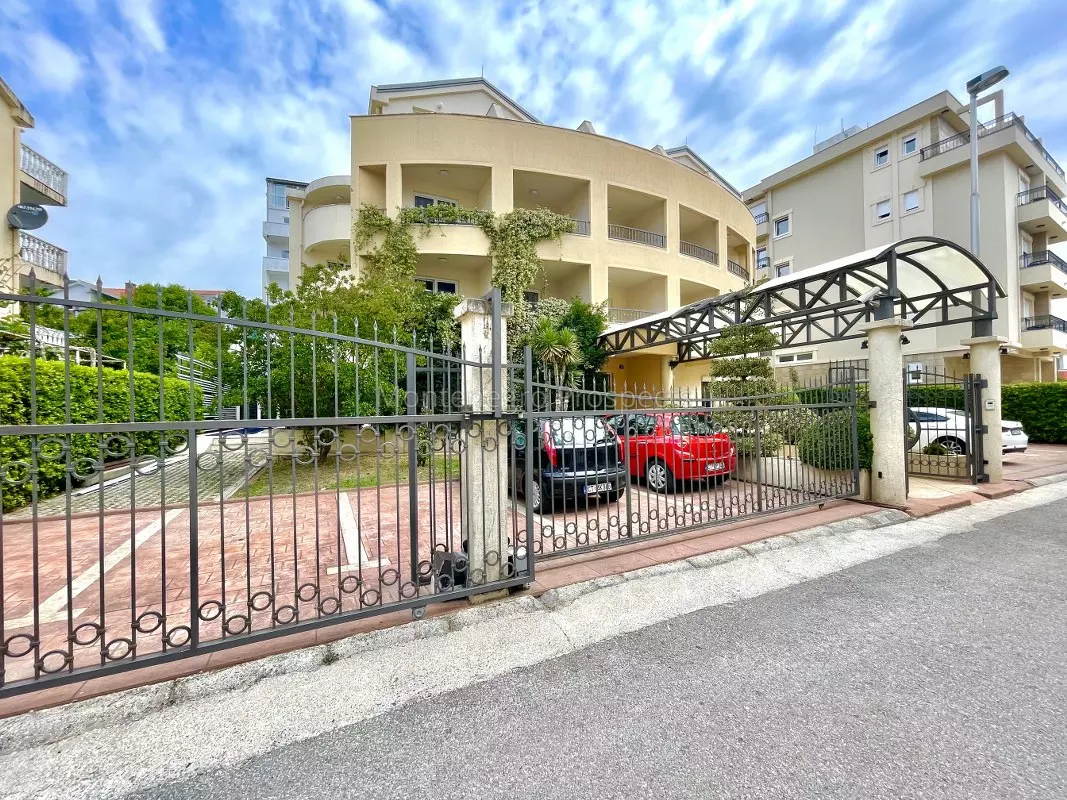 Otel s basseynom v centre budvy 12353 7 1067x800