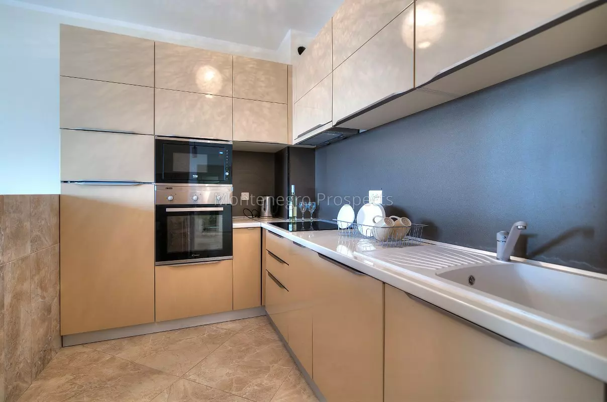 Kvartira s tremja spalnami v becici 12502 10 1208x800