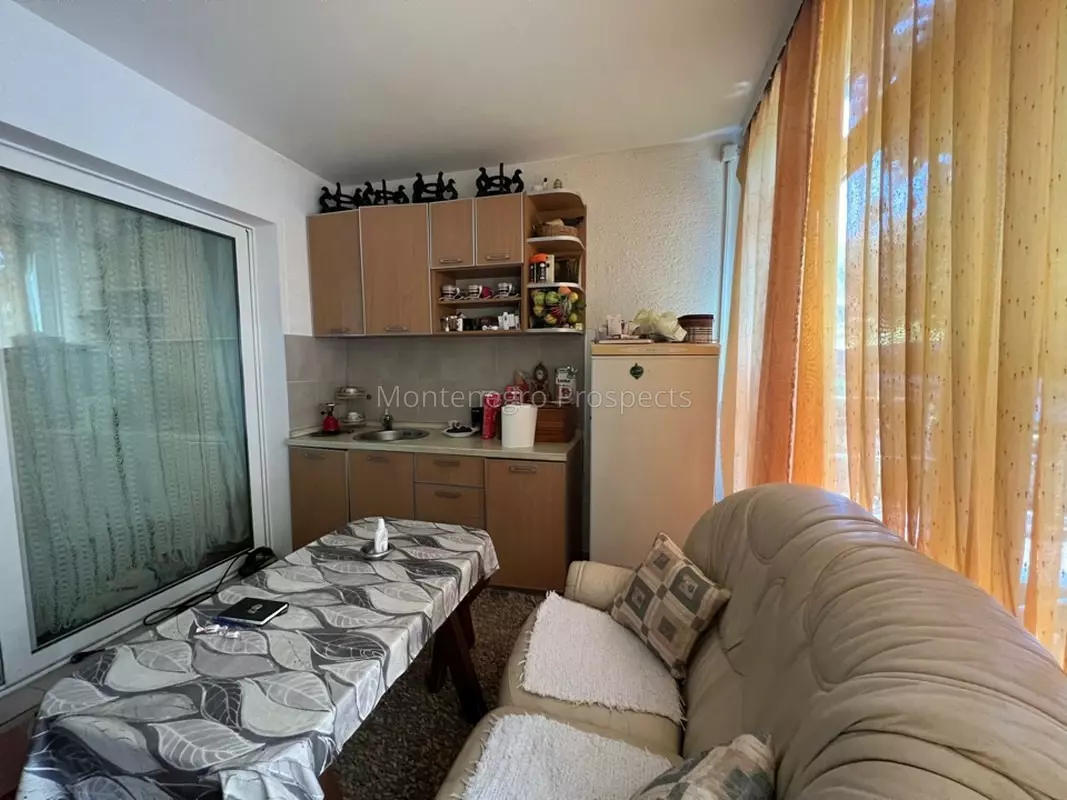 Dom s apartamentami v becici 12546 10 1067x800