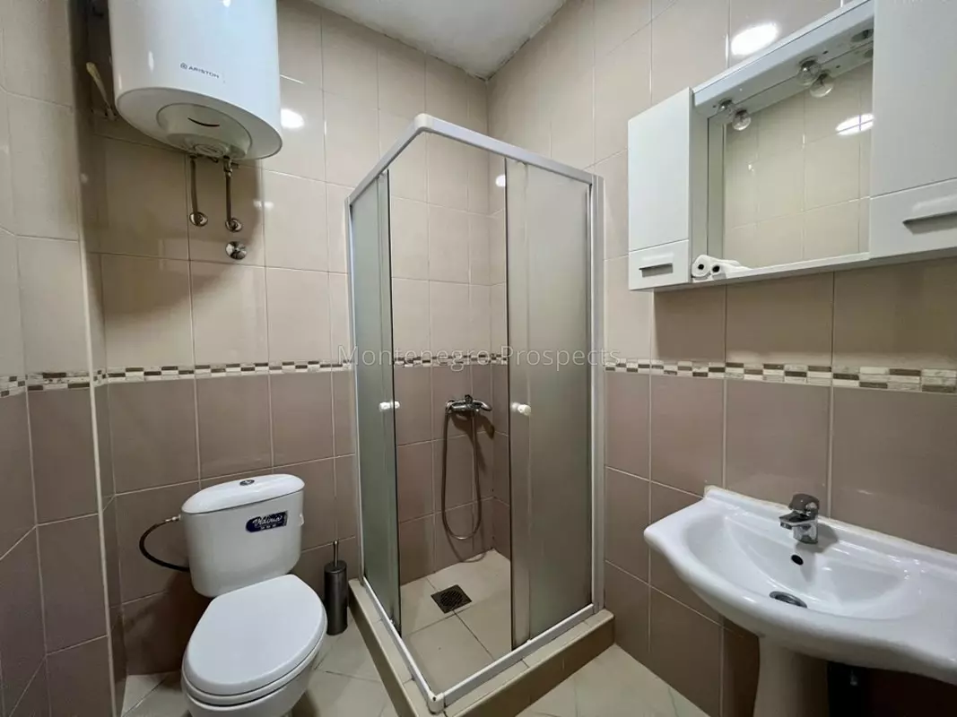 Urbanizirovani ucastok s nezaversenim domom. rijeka rezevici 12578 47 1067x800
