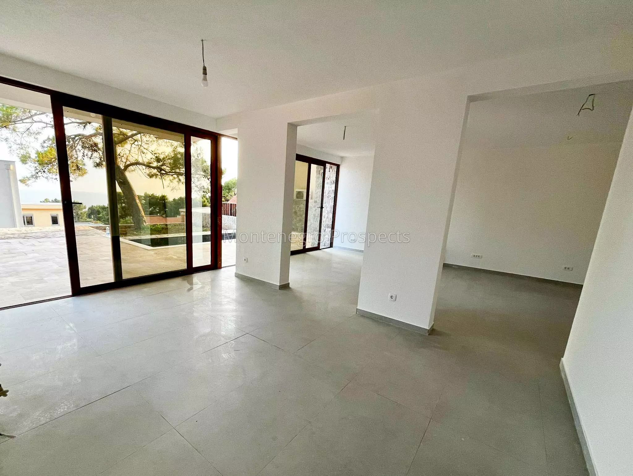 10695 8