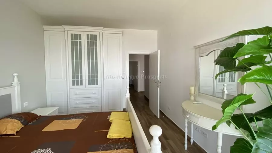 Kvartira na pervoy linii morya dve spalni dobra voda 10267 10
