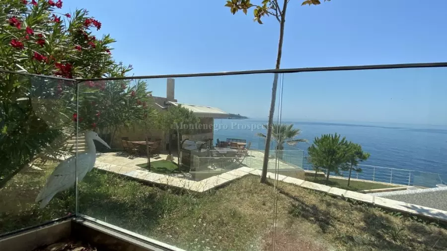 Kvartira na pervoy linii morya dve spalni dobra voda 10267 8