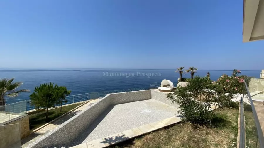 Kvartira na pervoy linii morya dve spalni dobra voda 10267 9