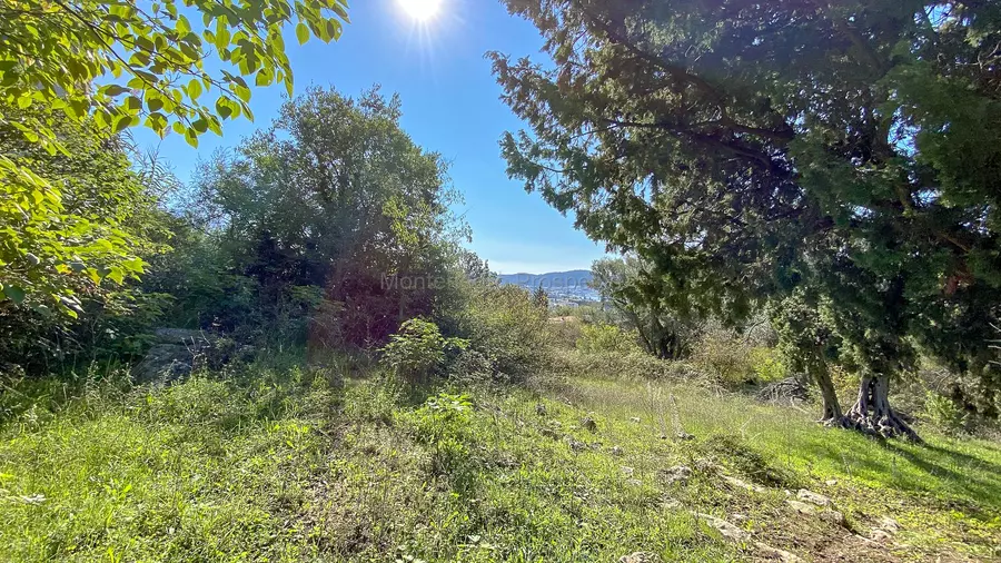 Plac sa rusevinom u susanj 3436 6