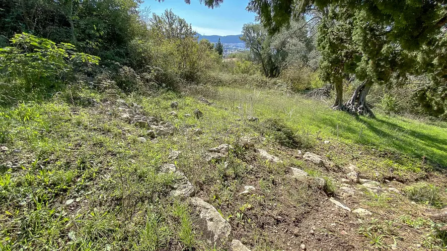 Plac sa rusevinom u susanj 3436 7