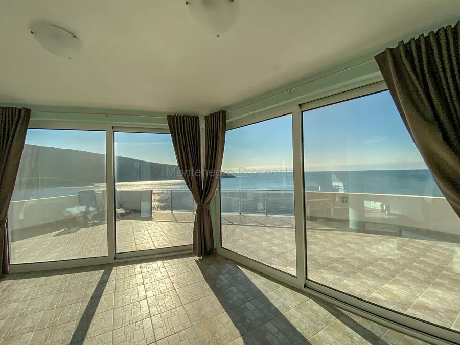 Villa na prodaju prva linija 10221 14