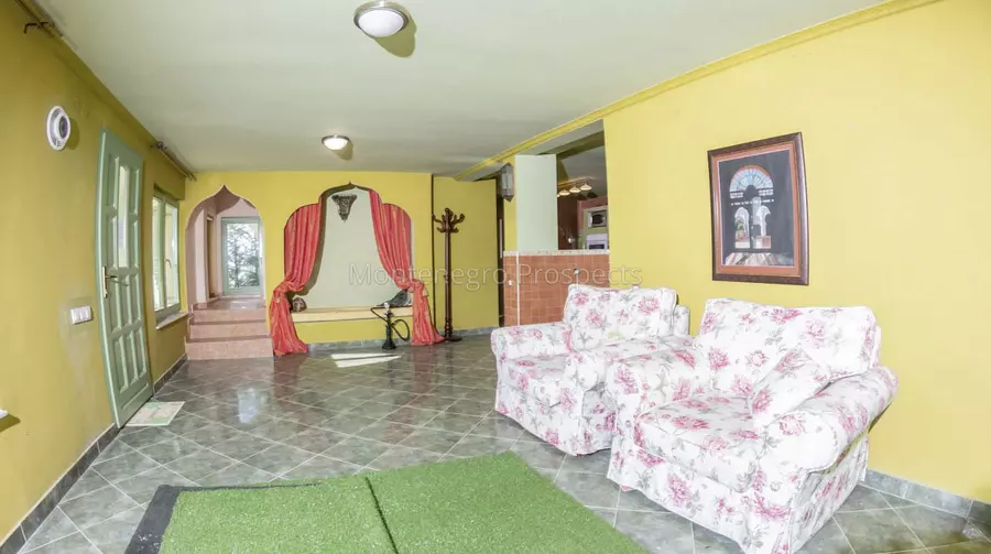 Prodaje se vila sa bazenom u baru 10391 25