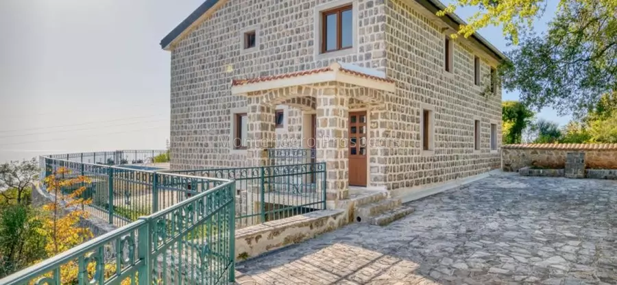 Vila na prodaju sa pogledom na more 8196 26