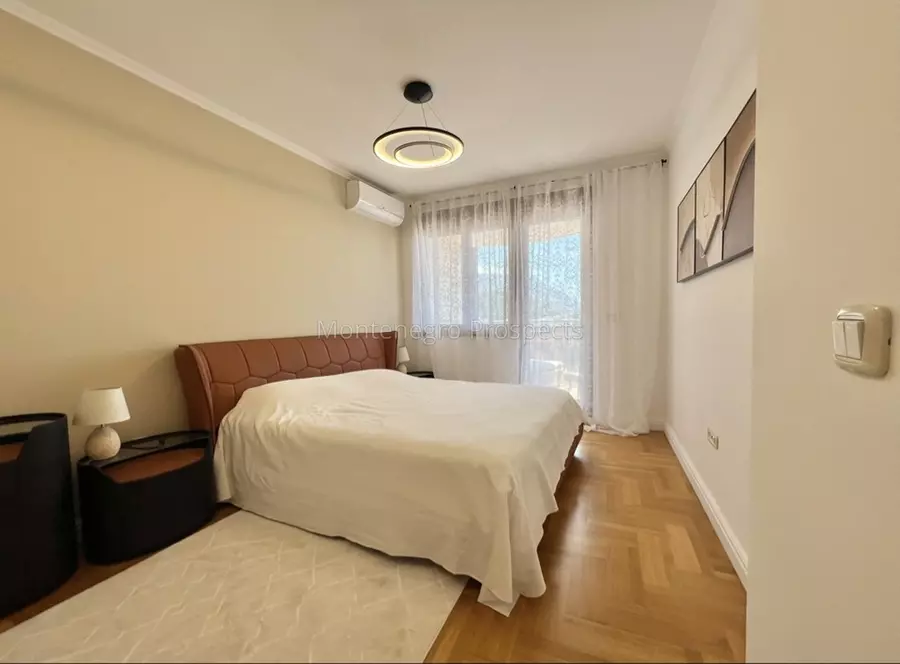 12713 lux becici 13 1085x800