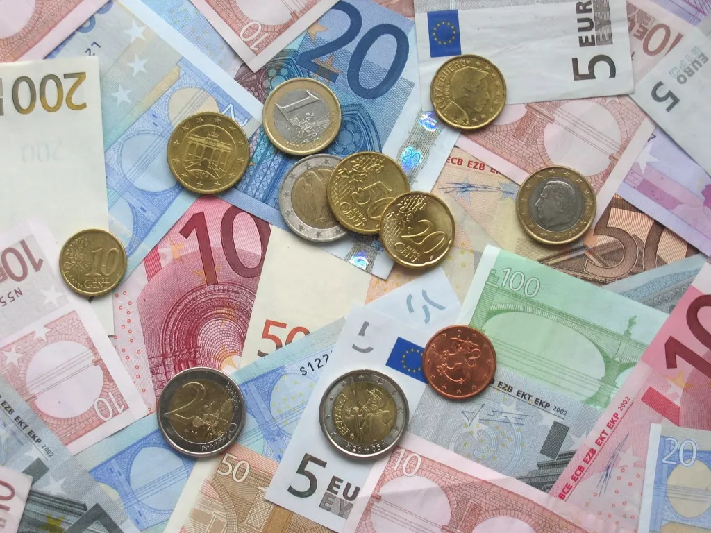 Какую комиссию берет Черногорский банк при поступлении денег на счет физического лица из других стран